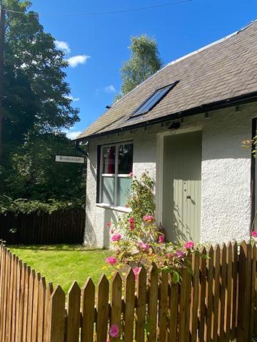 פיטלוצ'רי Cobbler'S Cottage At Kindrochet, Strathtay מראה חיצוני תמונה